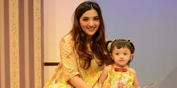 Goyang Kepala, Baby Arsy Lucu Bak Boneka Barbie