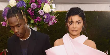 Grammy Pertama Kylie Jenner - Travis Scott, Mesra Meski Jadi Fashion Disaster