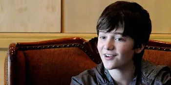 Greyson Chance Kalahkan Lady Gaga Dengan Lagu Ini