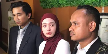 Gugatan Cerai Dikabulkan Hakim, Inara Rusli Sujud Syukur di Ruang Persidangan - Menangis Tak Bisa Tahan Haru