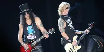 Guns N Roses Meriahkan Panggung, 'Hadiahkan' Microfon Untuk Penonton