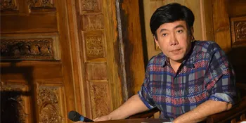 Guruh Berikan Potongan Tumpeng Pertama Pada Ajudan Bung Karno