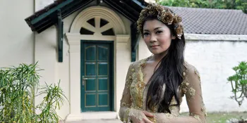 Hadiri Fashion Show, Indah Dewi Pertiwi Tampil Serba Hitam