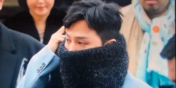 Hadiri Paris Fashion Week, G-Dragon Sempat Tampil Unik Pakai Scarf dan Tas Super Besar!
