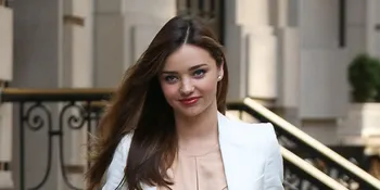 Hadiri Pesta Golden Globe, Miranda Kerr Tampil Tanpa Celana Dalam