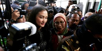Hadiri Sidang Vonis Ratna Sarumpaet, Atiqah Hasiholan Wefie dengan Awak Media