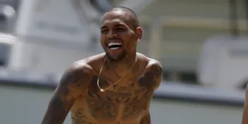 Hajar Rihanna, Chris Brown Minta Maaf Dengan Bercinta