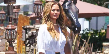Hamil &#38; Makin Buncit, Chrissy Teigen Nekat Pakai Baju Transparan
