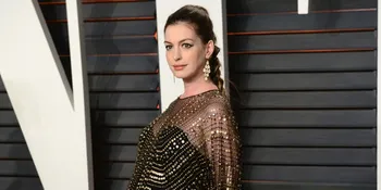 Hamil Besar, Anne Hathaway Berpayung Pakai Celana Senam