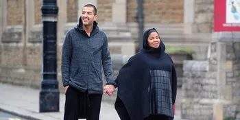 Hamil Besar, Janet Jackson Tampak Bahagia Jalan-Jalan Pakai Hijab