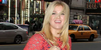 Hamil Besar, Kelly Clarkson Tetap Seksi Dengan Baju Ketat
