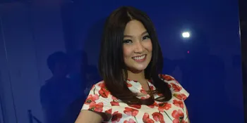 Hamil Besar, Sarwendah Nekat Yoga Jungkir Balik