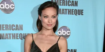 Hamil, Olivia Wilde Ekspos Perut Buncit di Red Carpet