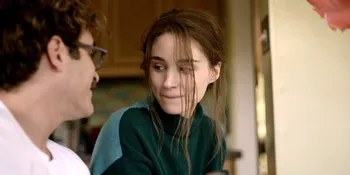 Hampir Tiga Tahun Pacaran, Rooney Mara dan Joaquin Phoenix Akhirnya Bertunangan