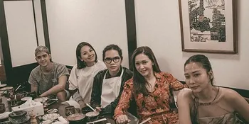 Hangout di Jepang, Maia Estianty Kembaran Baju Dengan Alyssa Daguise