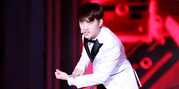 Hanya Pakai Kaos Kaki, D.O EXO Lupa Kenakan Sepatu Saat Konser?