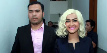 Hanya Pakai Sandal Jepit, Julia Perez Tetap Stylish Mempesona