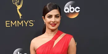 Hanya Pakai Sport Bra, Priyanka Chopra Tampil Super Hot