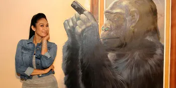 Happy Salma Sempatkan Berfoto 3D Dengan Trick Art