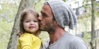 Harper Seven Beckham Coba Suapi Ayahnya, Berhasil?