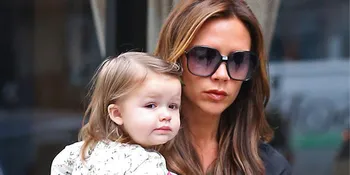 Harper Seven Beckham Makin Cute Dengan Baju Serba Kuning