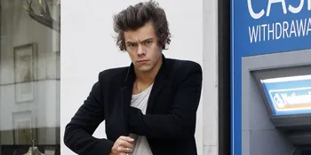 Harry Styles Nonton Cara Delevingne Fashion Show