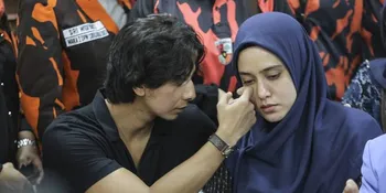 Haru, di Tengah Pemotretan Tiba-Tiba Fairuz A Rafiq Dapat Pelukan Dari Sahabat Artis