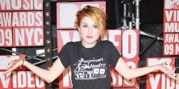 Hayley Williams Ubah Warna Rambut Jadi Blonde, Makin Keren?