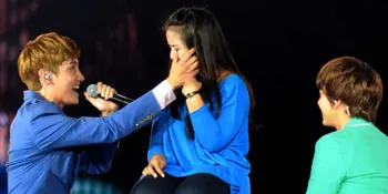 [HD FANCAM] Changmin & Kyuhyun Peluk Fans Indonesia di SMTOWN INA!