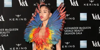 Heboh! Foto Panas FKA Twigs Saat Mandi Beredar Luas di Internet