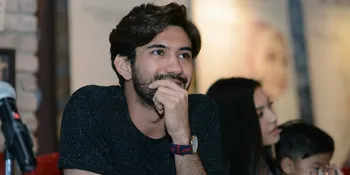 Heboh Poster Ciuman 'CRITICAL ELEVEN', Ini Komentar Reza Rahadian