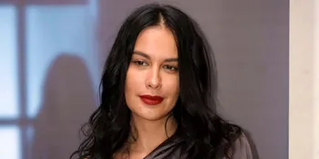 Heboh, Sophia Latjuba Gandengan Tangan Dengan Pria Misterius Saat Liburan ke Jerman