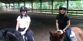 Hibur Sahabatnya Biar Tak Stres Hadapi Masalah, Inggrid Rhemanty Ajak Liza Aditya Berkuda