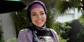 Hijabers, Ini Gaya Hijab Kasual dan Simpel Ala Dewi Sandra