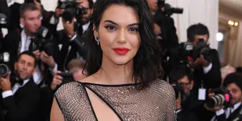 Hilang Keseimbangan, Kendall Jenner Terjatuh Saat Kendarai Sepeda