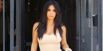 Hot Berbikini, Kim Kardashian Ajak North & Saint West ke Pantai