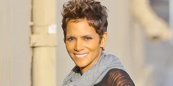 Hot! Halle Berry Muncul Dengan Baju Transparan