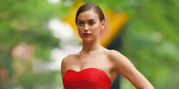 Hot! Irina Shayk Melenggang di Red Carpet Dengan Dress Transparan
