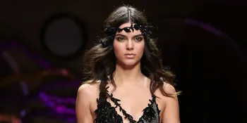 Hot! Kendall Jenner Pose Menggoda di Atas Ranjang