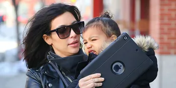 Hot Mama, Kim Kardashian Masih Ingin Terus Foto Super Seksi