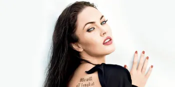 Hot! Megan Fox Berpose Dengan Bra Transparan