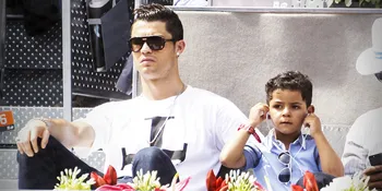 Hot Papa! Romantisme Mesra Cristiano Ronaldo dan Anaknya