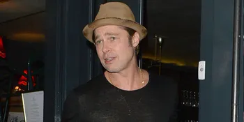 Hot! Tak Pakai Baju & Bergaya Lawas, Brad Pitt Bikin Melting