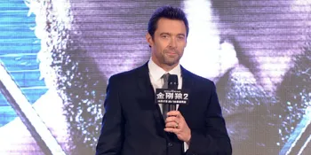 Hugh Jackman Adu Ganteng Dengan Putranya, Siapa Juaranya?