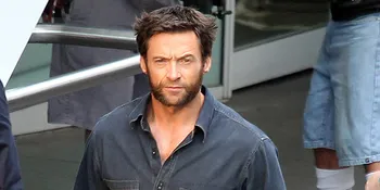 Hugh Jackman Ajak Anaknya Main Skuter di Taman