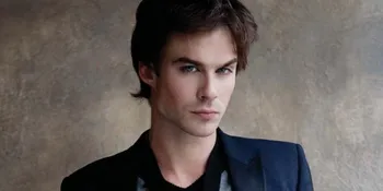 Ian Somerhalder Tuangkan Minuman ke Dada Perempuan