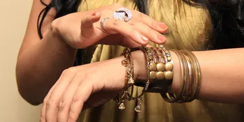 Ibu Hamil Tetap Tampil Cantik, Siapa Dia?