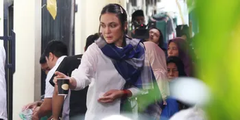 Ibunda Maxime Bouttier Meninggal, Luna Maya Datang Bagikan Kue dan Kopi ke Pelayat