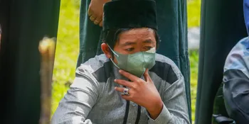 Ibunda Meninggal, Usai Prosesi Pemakaman Komedian Adul Lemas - Digendong Menuju Ambulans