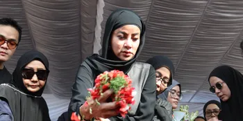 Ibunda Olla Ramlan Berperan Besar dalam Karir Anaknya di Dunia Entertainment